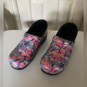 size 40 dansko clog- excellent condition!